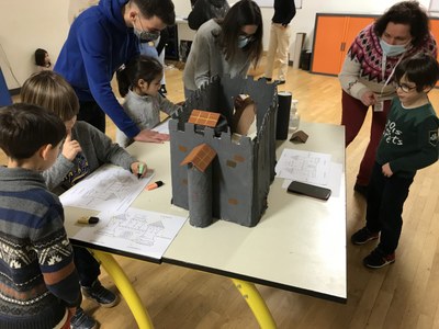 construction d’une forteresse médiévale par les élèves de grande section